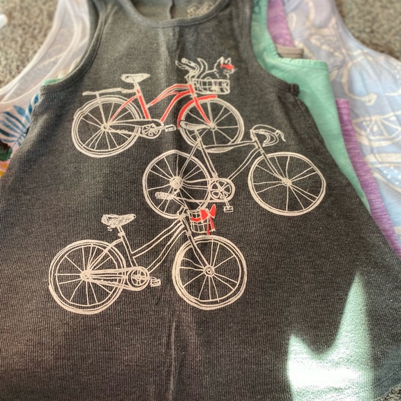 Bundle of 9 size medium (7/8) tanks. Various brands. - Picture 7 of 14